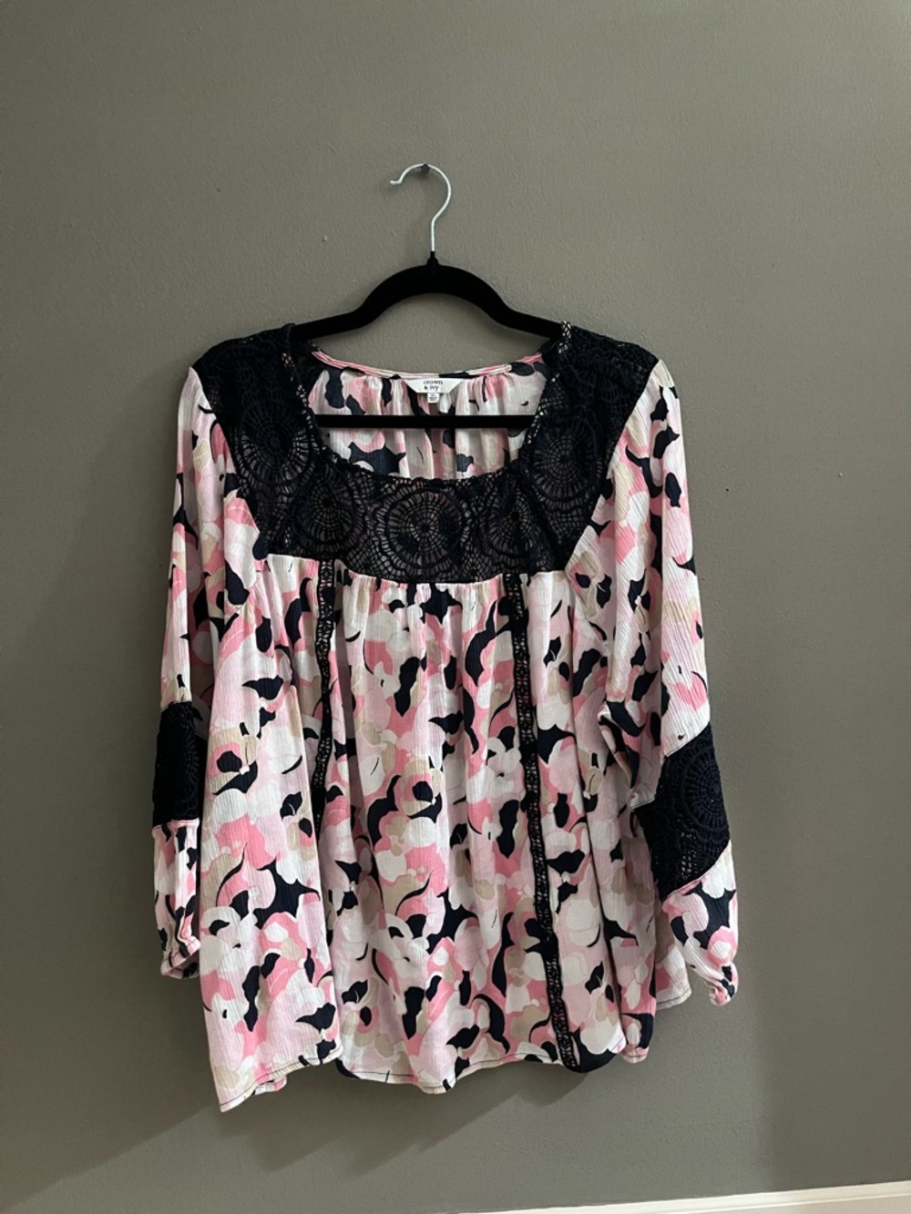 Crown and Ivy Floral Peasant Blouse Lace Yoke Bold Print Relaxed Fit Coastal
